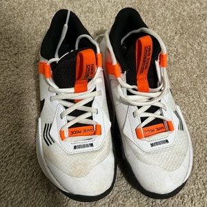 Youth basketball shoes